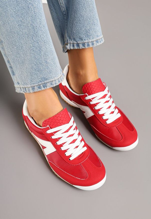Renee - Czerwone Sneakersy z Geometrycznym Wzorem Zoloti. Okazja: na co dzień. Zapięcie: sznurówki. Kolor: czerwony. Wzór: geometria