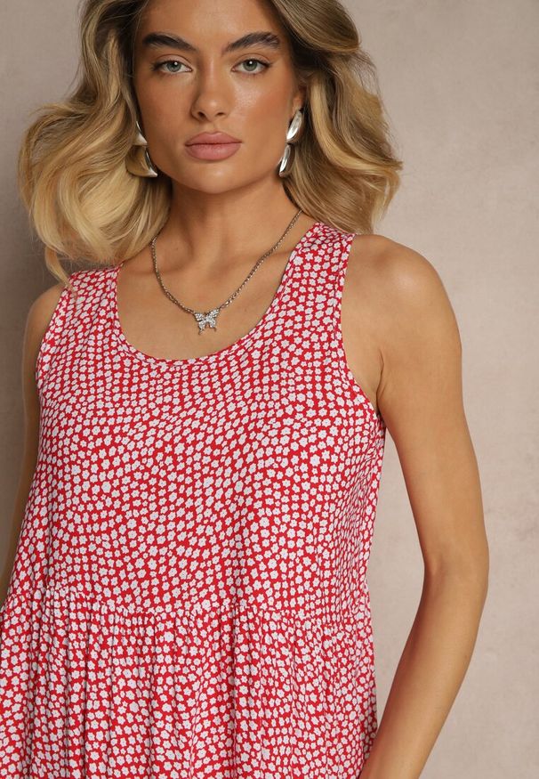 Renee - Czerwona Sukienka z Bawełny Ozdobiona Kwiatami i Falbaną Zeloria. Okazja: na co dzień. Kolor: czerwony. Materiał: bawełna. Wzór: aplikacja, kwiaty. Styl: elegancki, klasyczny, casual