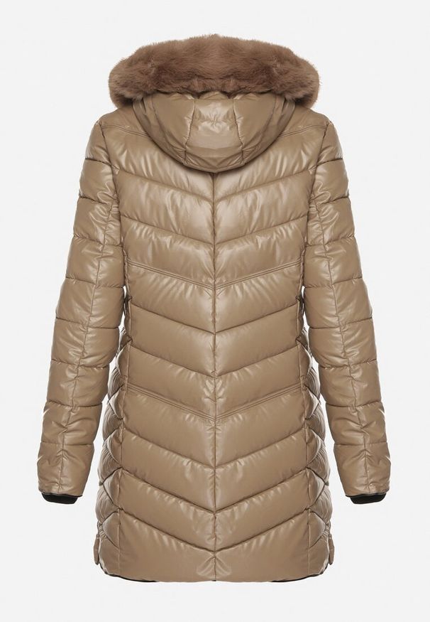 Born2be - Brązowa Pikowana Kurtka o Taliowanym Kroju z Kapturem z Futerkiem Naleanna. Okazja: na co dzień. Typ kołnierza: kaptur. Kolor: brązowy. Materiał: futro. Styl: casual