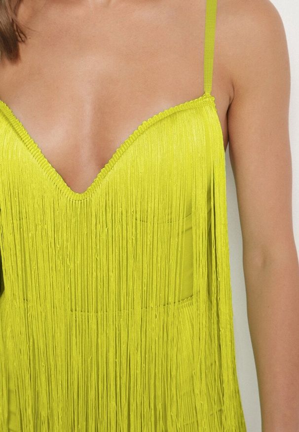 Born2be - Zielony Krótki Kombinezon z Długimi Frędzlami i Regulowanymi Ramiączkami Odenthe. Kolor: zielony. Długość rękawa: na ramiączkach. Długość: krótkie. Wzór: aplikacja