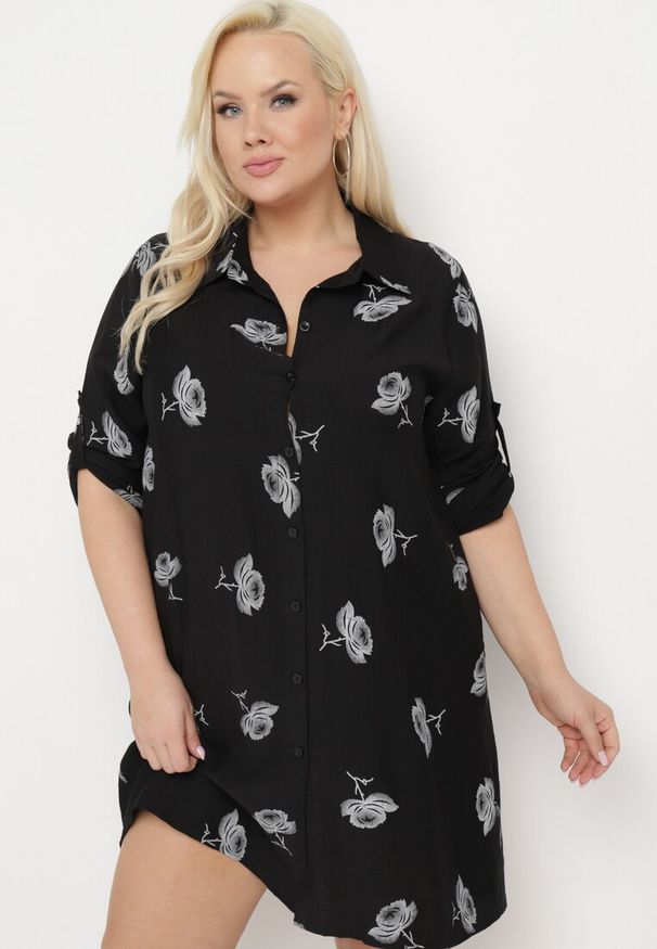 Born2be - Czarna Koszulowa Sukienka z Guzikami i Regulowanymi Rękawami Xatella. Kolekcja: plus size. Kolor: czarny. Wzór: kwiaty. Typ sukienki: koszulowe