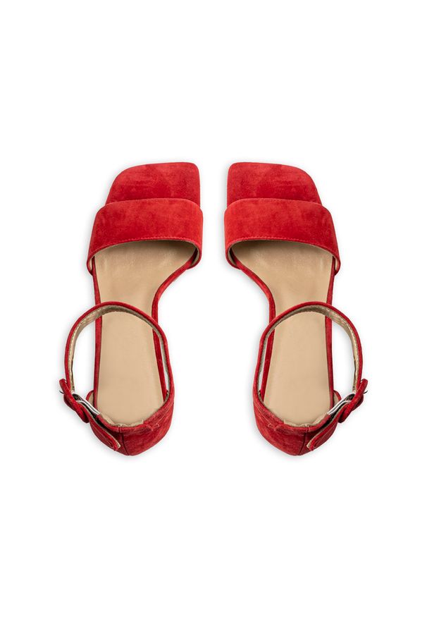 Szpilki damskie czerwone Alma En Pena Suede V22320-145. Okazja: na co dzień. Kolor: czerwony. Wzór: aplikacja. Obcas: na szpilce. Styl: glamour, wizytowy, elegancki, casual. Wysokość obcasa: wysoki