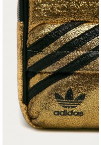 adidas Originals Plecak damski kolor złoty mały z aplikacją. Kolor: złoty. Wzór: aplikacja