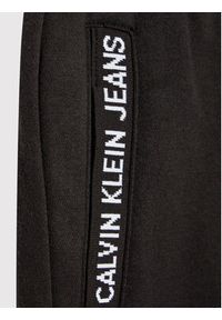 Calvin Klein Jeans Spodnie dresowe Intarisia Logo Jogger IU0IU00235 Czarny Regular Fit. Kolor: czarny. Materiał: dresówka, bawełna