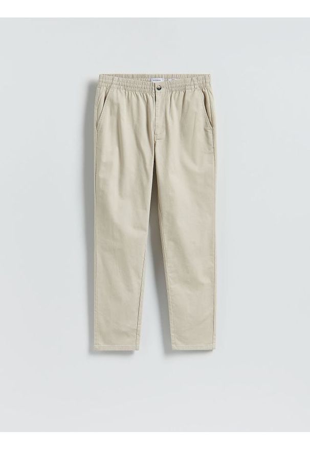 Reserved - Spodnie jogger slim - złamana biel. Materiał: tkanina, bawełna