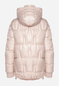 Born2be - Różowa Pikowana Kurtka z Odpinanym Kapturem Wydłużonym Tyłem i Ściągaczami Zinonia. Okazja: na co dzień. Kolor: różowy. Materiał: jeans, skóra, wełna. Sezon: zima, jesień. Styl: elegancki, casual #4