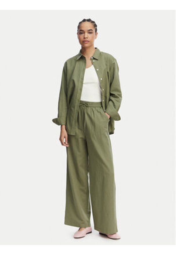 Tommy Jeans Spodnie materiałowe DW0DW22285 Zielony Loose Fit. Kolor: zielony. Materiał: len