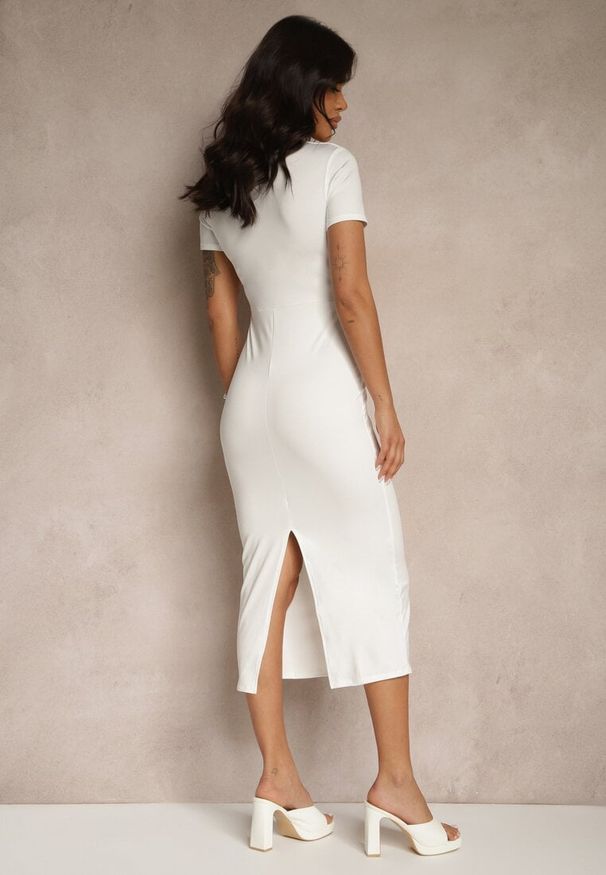 Renee - Biała Sukienka Bodycon o Dopasowanym Kroju z Dekoltem w V Efrerina. Okazja: na co dzień. Kolor: biały. Materiał: jeans. Długość rękawa: krótki rękaw. Typ sukienki: bodycon. Styl: elegancki, klasyczny, casual