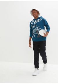 bonprix - Bluza z kapturem z nadrukiem graffiti z czystej bawełny organicznej. Typ kołnierza: kaptur. Kolor: niebieski. Materiał: bawełna. Wzór: nadruk #2