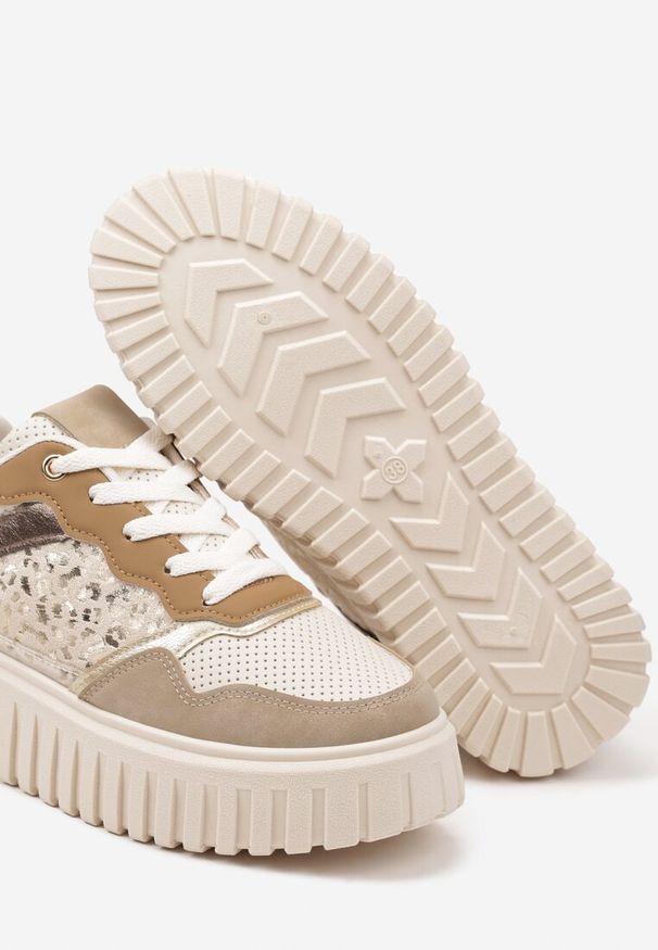 Renee - Beżowe Sneakersy na Platformie z Tłoczeniami Zdobione Panterkowym Printem Herraza. Kolor: beżowy. Materiał: jeans. Wzór: aplikacja, nadruk. Obcas: na platformie
