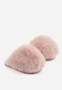 Renee - Różowe Miękkie Kapcie Ozdobione Długim Włosiem Cendria. Kolor: różowy. Materiał: dresówka. Wzór: aplikacja. Styl: elegancki #3