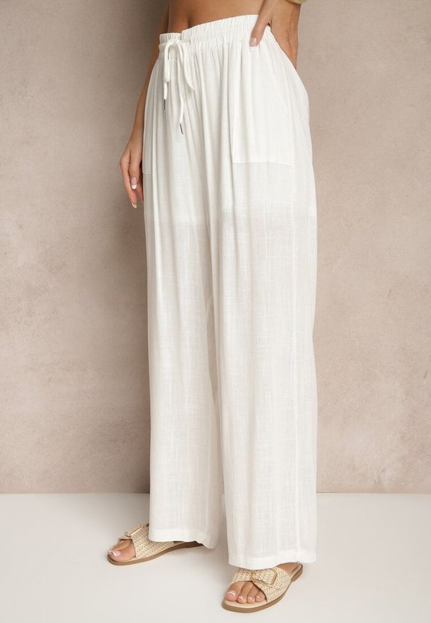 Renee - Białe Szerokie Spodnie z Bawełną na Gumce z Kieszeniami Efridessa. Okazja: na co dzień. Stan: podwyższony. Kolor: biały. Materiał: bawełna. Styl: casual, klasyczny