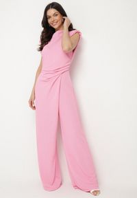 Born2be - Różowy Kombinezon Bez Rękawów z Ozdobnym Marszczeniem Sepalene. Okazja: na co dzień. Kolor: różowy. Długość rękawa: bez rękawów. Sezon: wiosna, lato. Styl: casual, elegancki, klasyczny #1