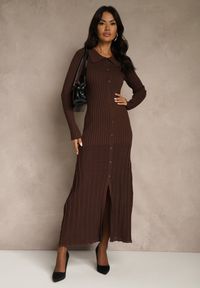 Renee - Brązowa Sweterkowa Sukienka z Wiskozy Ozdobiona Kołnierzykiem i Guzikami Deliavella. Kolor: brązowy. Materiał: wiskoza. Wzór: aplikacja #1