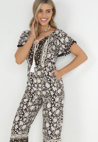 Born2be - Czarny Kombinezon Hesonia. Kolor: czarny. Długość rękawa: krótki rękaw. Długość: krótkie. Wzór: ażurowy, aplikacja, kwiaty. Styl: wakacyjny, boho #4