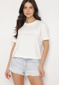 Born2be - Biały T-shirt z Bawełny z Aplikacją z Cyrkoniami Deraine. Okazja: na co dzień. Kolor: biały. Materiał: bawełna. Wzór: aplikacja. Styl: klasyczny, elegancki, casual
