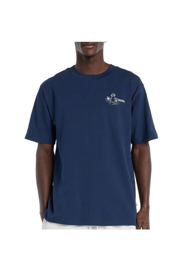 Koszulka męska New Balance MT61J9ICNNY - granatowa. Kolor: niebieski. Materiał: bawełna. Długość rękawa: krótki rękaw. Długość: krótkie. Wzór: kolorowy