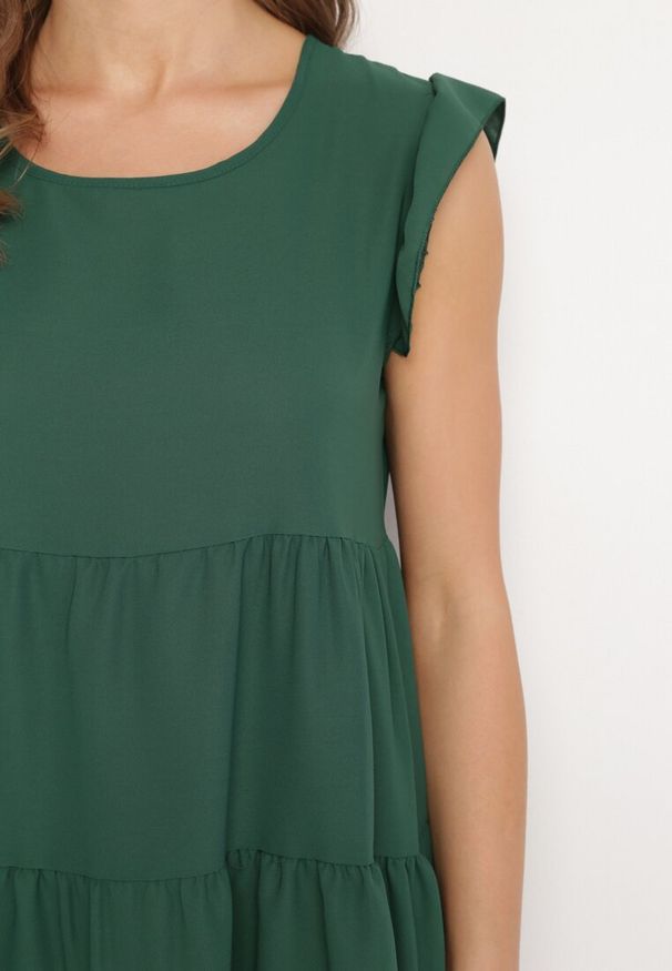 Born2be - Ciemnozielona Rozkloszowana Sukienka z Falbankami Zapinana przy Szyi Rettesa. Okazja: na co dzień. Typ kołnierza: kołnierz z falbankami. Kolor: zielony. Materiał: wiskoza. Sezon: lato. Styl: casual, elegancki