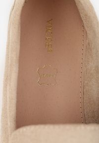 Renee - Beżowe Mokasyny VICES Casualowe ze Skórzaną Wkładką i Metalowymi Ozdobami Dinsmore. Okazja: na co dzień. Nosek buta: okrągły. Kolor: beżowy. Materiał: skóra. Wzór: aplikacja. Obcas: na obcasie. Styl: casual. Wysokość obcasa: niski #9