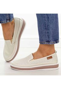 Beżowe ażurowe skórzane półbuty damskie Cambell 87322. Okazja: na co dzień, na spacer. Nosek buta: okrągły. Zapięcie: bez zapięcia. Kolor: beżowy. Szerokość cholewki: normalna. Wzór: ażurowy. Materiał: skóra. Sezon: wiosna, lato, jesień. Styl: elegancki, casual, klasyczny, sportowy #1