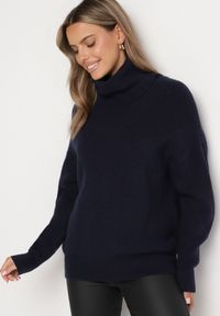 Born2be - Granatowy Golf o Klasycznym Kroju z Kaszmirem Azifra. Okazja: na spotkanie biznesowe. Typ kołnierza: golf. Kolor: niebieski. Materiał: kaszmir. Styl: klasyczny #3