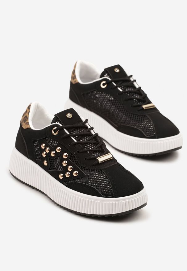 Renee - Czarne Sneakersy Ozdobione Gwiazdą i Nitami Zeloti. Okazja: na co dzień. Kolor: czarny. Materiał: dzianina, jeans. Wzór: aplikacja