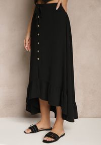 Renee - Czarna Spódnica z Przedłużonym Tyłem Zdobiona Falbanami i Guzikami Maleira. Okazja: na co dzień. Kolor: czarny. Wzór: aplikacja. Styl: boho, elegancki, casual #4