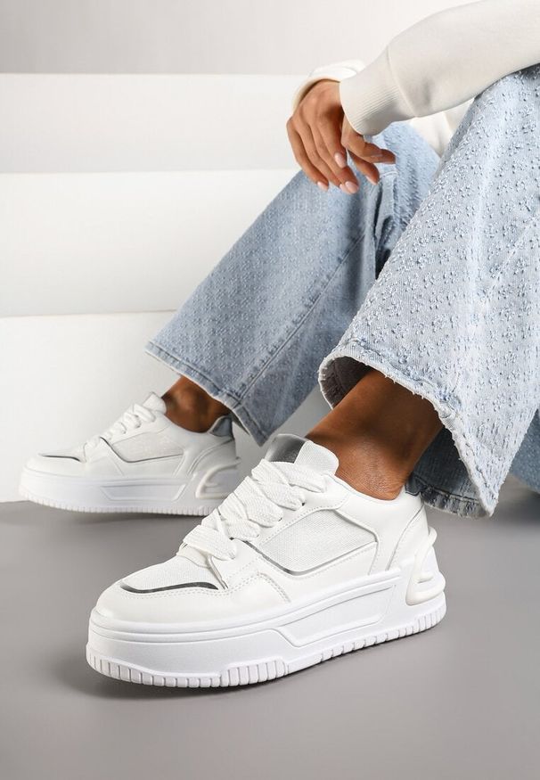 Renee - Białe Sneakersy na Platformie Ozdobionej Tłoczeniem Deovithra. Okazja: na co dzień. Zapięcie: sznurówki. Kolor: biały. Materiał: jeans. Wzór: aplikacja. Obcas: na platformie