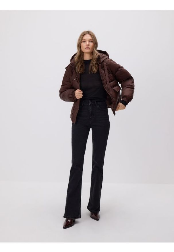 Reserved - Pikowana kurtka z kapturem - ciemnobrązowy. Typ kołnierza: kaptur. Kolor: brązowy. Materiał: tkanina