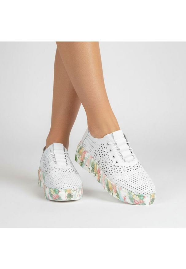Półbuty damskie Artiker, cholewka ze skóry naturalnej perforowana konstrukcja z klasycznym sznurowaniem podwyższona podeszwa o dekoracyjnej strukturz. Okazja: na co dzień. Zapięcie: sznurówki. Kolor: biały. Materiał: skóra. Szerokość cholewki: normalna. Wzór: ażurowy, kwiaty. Sezon: lato. Sport: turystyka piesza