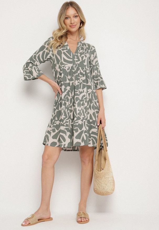 Born2be - Ciemnozielona Wiskozowa Rozkloszowana Sukienka z Abstrakcyjnym Wzorem Liracalia. Okazja: na co dzień. Kolor: zielony. Materiał: wiskoza. Styl: casual, elegancki