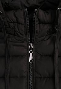 Born2be - Czarna Pikowana Kurtka z Kapturem i Sznurkami Miviana. Okazja: na spacer. Typ kołnierza: kaptur. Kolor: czarny. Materiał: jeans. Długość rękawa: długi rękaw. Długość: długie #4