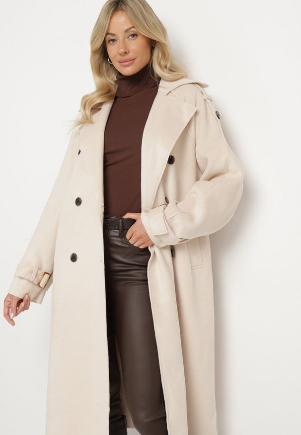 Born2be - Beżowy Płaszcz Trencz o Klasycznym Dwurzędowym Kroju z Paskiem Edrisella. Okazja: na co dzień, na spacer. Kolor: beżowy. Materiał: jeans, tkanina. Styl: klasyczny