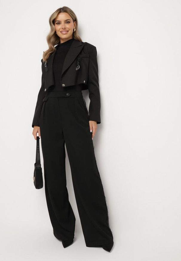 Born2be - Czarne Szerokie Spodnie High Waist Ozdobione Kieszeniami Zinnoria. Stan: podwyższony. Kolor: czarny. Materiał: satyna, wiskoza. Długość: długie. Wzór: aplikacja