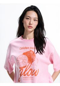 Reserved - T-shirt z nadrukiem - różowy. Kolor: różowy. Materiał: bawełna, dzianina. Wzór: nadruk