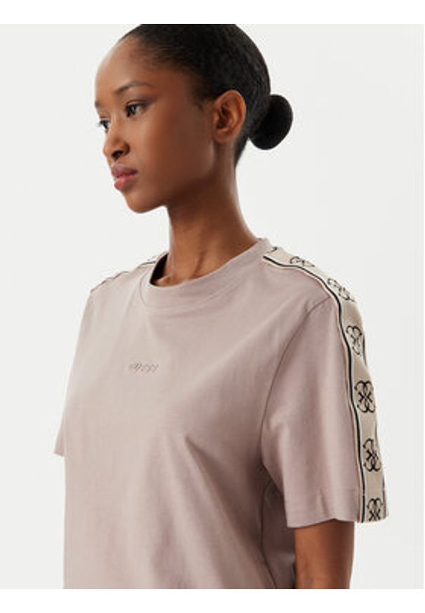 Guess T-Shirt V3RI08 I3Z14 Różowy Relaxed Fit. Kolor: różowy. Materiał: bawełna