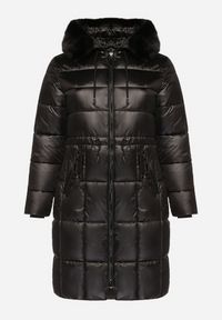 Born2be - Czarna Pikowana Kurtka ze Ściągaczem w Talii i Odpinanym Futerkiem przy Kapturze Zemilae. Okazja: na co dzień. Kolekcja: plus size. Kolor: czarny. Materiał: futro. Długość rękawa: długi rękaw. Długość: długie. Styl: casual, elegancki #7