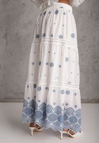 Renee - Biało-Niebieska Bawełniana Spódnica Casual w Stylu Boho Ozdobiona Wycięciami i Haftowanymi Wzorami Hermat. Okazja: na co dzień. Stan: podwyższony. Kolor: niebieski. Materiał: bawełna. Wzór: aplikacja, haft. Styl: casual, boho #5