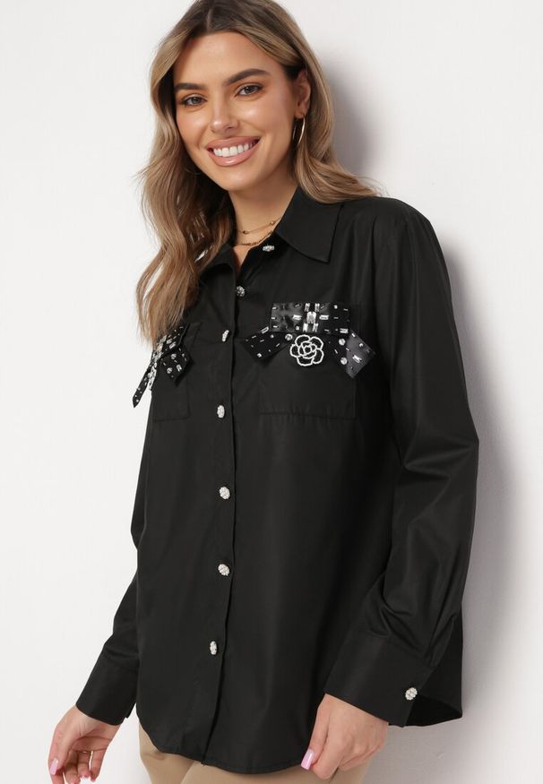 Born2be - Czarna Koszula na Biżuteryjne Guziki ze Zdobionymi Kieszeniami Nerlla. Kolor: czarny. Wzór: aplikacja. Styl: klasyczny