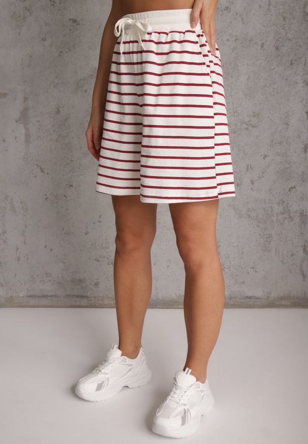 Renee - Czerwono-Białe Casualowe Szorty High Waist w Prążki z Bawełnianej Tkaniny Lennliss. Okazja: na co dzień. Stan: podwyższony. Kolor: biały. Materiał: bawełna, tkanina. Wzór: prążki. Sezon: lato. Styl: casual
