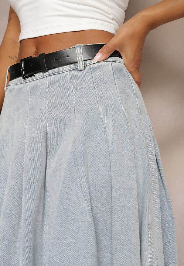 Renee - Jasnoniebieska Rozkloszowana Spódnica Jeansowa z Paskiem z Klamrą Varnie. Okazja: na uczelnię. Kolor: niebieski. Materiał: jeans
