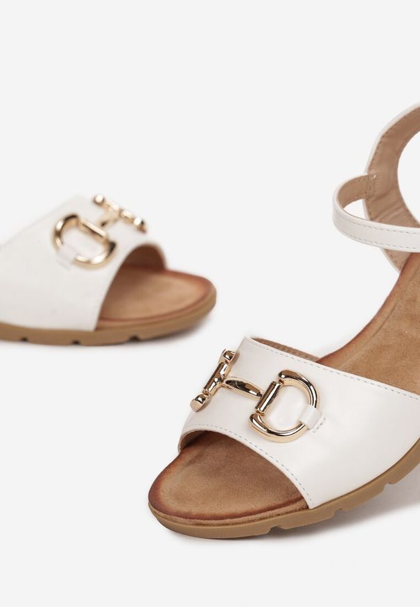 Born2be - Białe Sandały na Koturnie z Elegancką Klamerką Miasia. Zapięcie: sprzączka. Kolor: biały. Obcas: na koturnie. Styl: elegancki