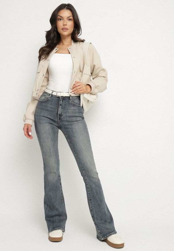 Born2be - Granatowe Jeansy Bawełniane Dzwony z Kieszeniami Divassa. Okazja: na co dzień. Stan: podwyższony. Kolor: niebieski. Sezon: lato. Styl: casual, elegancki