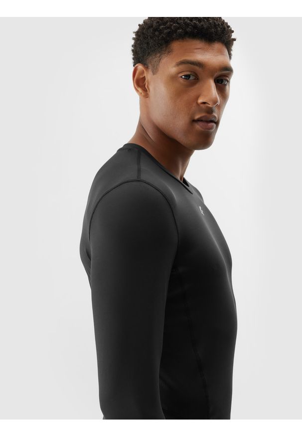 4f - 4F Longsleeve treningowy szybkoschnący męski - czarny M. Kolor: czarny. Materiał: dzianina, włókno, poliester, materiał, elastan. Długość rękawa: długi rękaw. Długość: długie. Wzór: gładki, ze splotem, jednolity. Styl: klasyczny, sportowy. Sport: fitness
