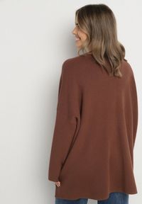 Born2be - Brązowy Sweter z Wiskozą Ozdobiony Guzikami Alavire. Okazja: na co dzień. Kolor: brązowy. Materiał: wiskoza. Wzór: aplikacja. Styl: casual, elegancki #6