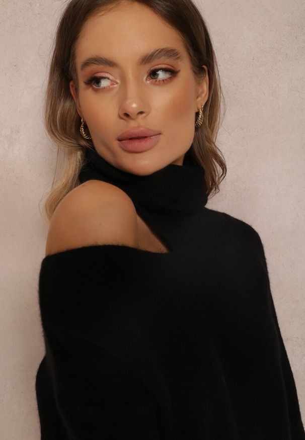 Renee - Czarny Golf z Wycięciem Taeroelle. Typ kołnierza: golf. Kolor: czarny. Długość rękawa: długi rękaw. Długość: długie. Styl: elegancki