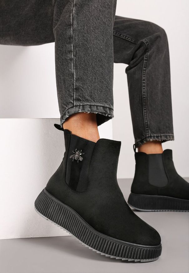 Renee - Czarne Botki Typu Sztyblety na Tłoczonej Platformie Zdobione Metalową Aplikacją Allecia. Okazja: na co dzień. Kolor: czarny. Materiał: jeans. Wzór: aplikacja. Obcas: na platformie. Styl: elegancki, casual