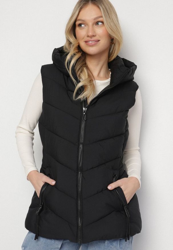 Born2be - Czarna Kamizelka z Pikowanymi Przeszyciami i Kapturem Edirea. Okazja: na co dzień. Typ kołnierza: golf. Kolor: czarny. Materiał: jeans, bawełna. Styl: klasyczny, wizytowy, casual