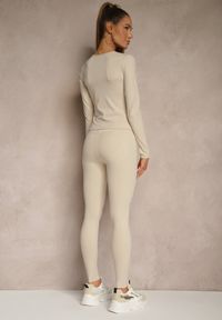 Renee - Jasnobeżowy Komplet Sportowy Legginsy i Top Typu Longsleeve Dorotia. Kolor: beżowy. Materiał: skóra