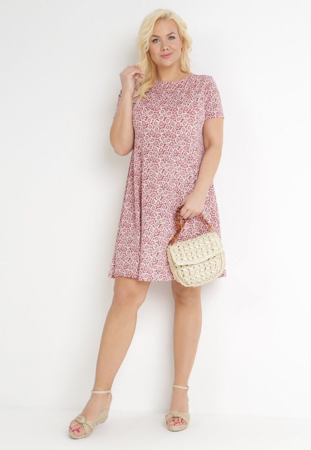 Born2be - Ciemnoróżowa Trapezowa Sukienka Mini w Kwiatowy Wzór Aganis. Kolor: różowy. Materiał: materiał. Długość rękawa: krótki rękaw. Wzór: kwiaty. Typ sukienki: trapezowe. Długość: mini